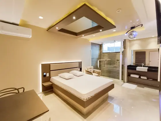 Quarto e banheiro da Suíte Belle Plus, Saint Tropez Motel em Jaú