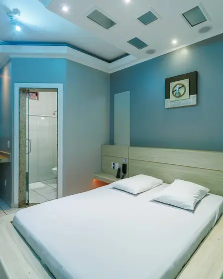 Quarto e box do banheiro da Suíte Belle, Saint Tropez Motel em Jaú