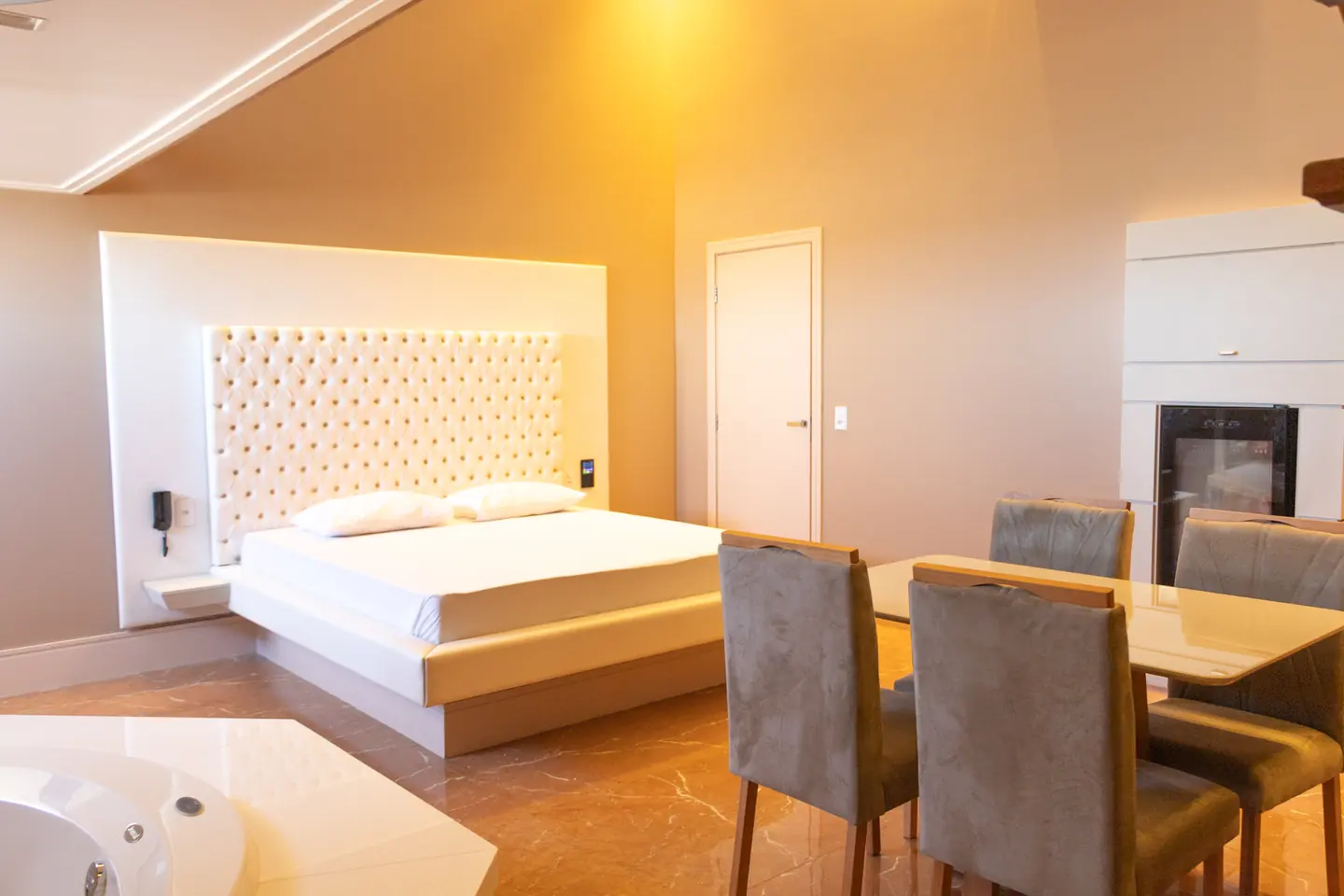 Cama da Suíte Cine Saint Tropez, Saint Tropez Motel em Jaú