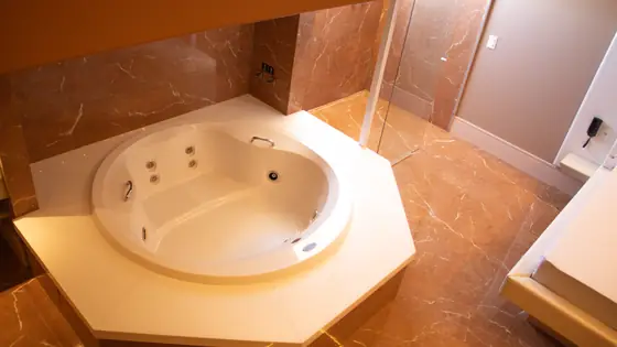 Banheira de hidromassagem da Suíte Cine Saint Tropez, Saint Tropez Motel em Jaú