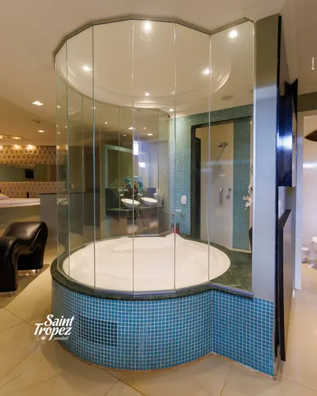 Banheira de hidromassagem da Suíte L'Amour, Saint Tropez Motel em Jaú