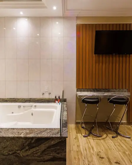 Banheira de hidromassagem da Suíte Riviera, Saint Tropez Motel em Jaú