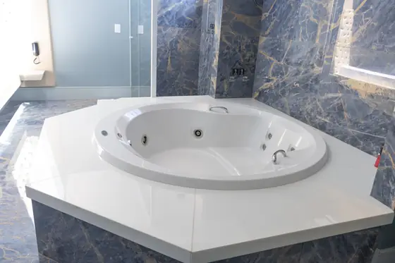 Banheira de hidromassagem da Suíte Saint Tropez Lunar, Saint Tropez Motel em Jaú