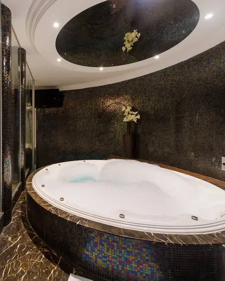 Banheira de hidromassagem da Suíte Saint Tropez, Saint Tropez Motel em Jaú